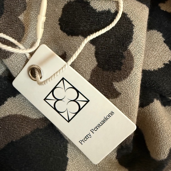 Chic Leopard Print Patchwork Scarf 🇧🇸 - Lightweight & Stylish - Picture 7 of 10